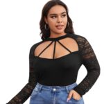 Camiseta Negra con Abertura Frontal y Encaje en Contraste - Imagen 2