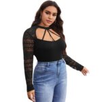Camiseta Negra con Abertura Frontal y Encaje en Contraste - Imagen 4