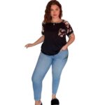 Polera Negra con Bolsillo y Estampado Floral