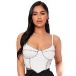 Top Crop Blanco y Negro Asimétrico con Costuras Contrastantes