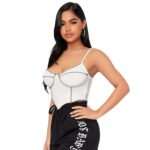 Top Crop Blanco y Negro Asimétrico con Costuras Contrastantes - Imagen 2