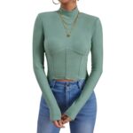 Blusa verde canelé con cuello alto y manga larga