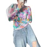 Polera crop con estampado abstracto multicolor y mangas largas