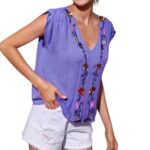 Top lila con bordado floral y hombros fruncidos