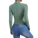 Blusa verde canelé con cuello alto y manga larga - Imagen 3