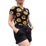 Top corto de algodón con estampado de girasoles en negro y amarillo - Imagen 3