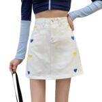 Falda mini estilo vaquero con bordado de corazones.