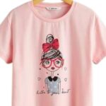 Polera rosada de niña con ilustración de personaje con moño y lentes. - Imagen 2