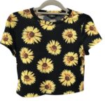 Top corto de algodón con estampado de girasoles en negro y amarillo