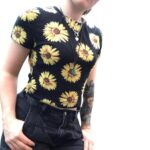 Top corto de algodón con estampado de girasoles en negro y amarillo - Imagen 2