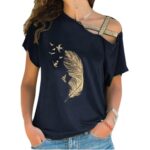 Blusa negra con diseño de pluma y hombro descubierto