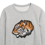 Poleron gris claro de cuello redondo con gráfico bordado de cabeza de tigre en el pecho. - Imagen 2