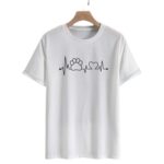 Remera blanca con estampado de latido, huella y corazón