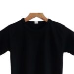 Remera basica negra estilo overside para niñas - Imagen 3