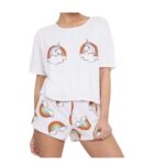 Conjunto de pijama infantil con estampado de unicornio y arcoíris.
