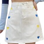 Falda mini estilo vaquero con bordado de corazones. - Imagen 2