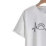 Remera blanca con estampado de latido, huella y corazón - Imagen 2