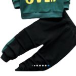 Conjunto infantil de dos piezas color verde y negro. Incluye buzo con capucha con estampa “GAME OVER - Imagen 3