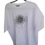 Camiseta blanca de algodón con diseño central de manos sosteniendo un sol estilo ilustración vintage - Imagen 2