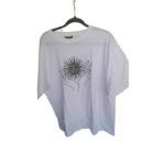 Camiseta blanca de algodón con diseño central de manos sosteniendo un sol estilo ilustración vintage