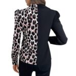 Camisa casual de mujer con diseño bicolor: un lado completamente negro y el otro con estampado de le - Imagen 2