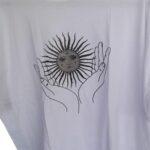 Camiseta blanca de algodón con diseño central de manos sosteniendo un sol estilo ilustración vintage - Imagen 3