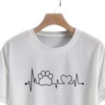 Remera blanca con estampado de latido, huella y corazón - Imagen 3
