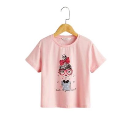 Polera rosada de niña con ilustración de personaje con moño y lentes.