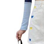 Falda mini estilo vaquero con bordado de corazones. - Imagen 3