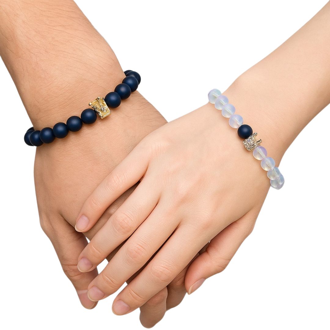 B210118021570 Set 2 Pulseras Pareja Piedra Lunar y Ónix con Corona - Imagen 1