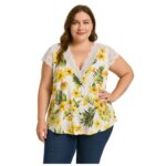 Blusa floral con escote y encaje blanco veraniega