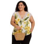 Blusa floral con escote y encaje blanco veraniega - Imagen 3