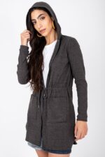 Tapado largo gris oscuro con capucha casual y comodo - Imagen 2