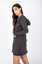 Tapado largo gris oscuro con capucha casual y comodo - Imagen 3