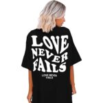 Polera negra OverSize Niña "Love Never Fails" (espalda) - Imagen 3