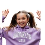 Polerón crop juvenil con capucha y estampado de letras