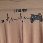 Polera manga larga gamer café, diseño control "GAME ON!" - Imagen 3