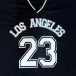 Remera Negra "Los Angeles 23" Cuello V Algodón Deportiva - Imagen 4
