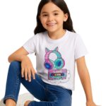 Polera Niña Blanca Diseño Cassette y Audífonos Kawaii - Imagen 3