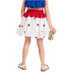 Falda blanca decorada con bordados florales multicolores.