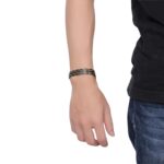 Pulsera Magnética Negro Dorado Estilo y Bienestar - Imagen 4