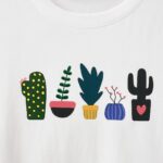 Polera blanca cactus coloridos estilo urbano - Imagen 3