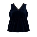 Blusa azul terciopelo con encaje elegante