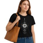 Polera negra astronómica con frase mística - Imagen 3