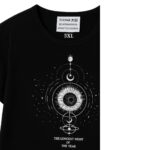 Polera negra astronómica con frase mística - Imagen 5